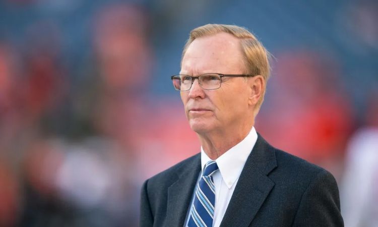 Kathleen McNulty Rooney's brother-in-law, John Mara at a Giants NFL match. 